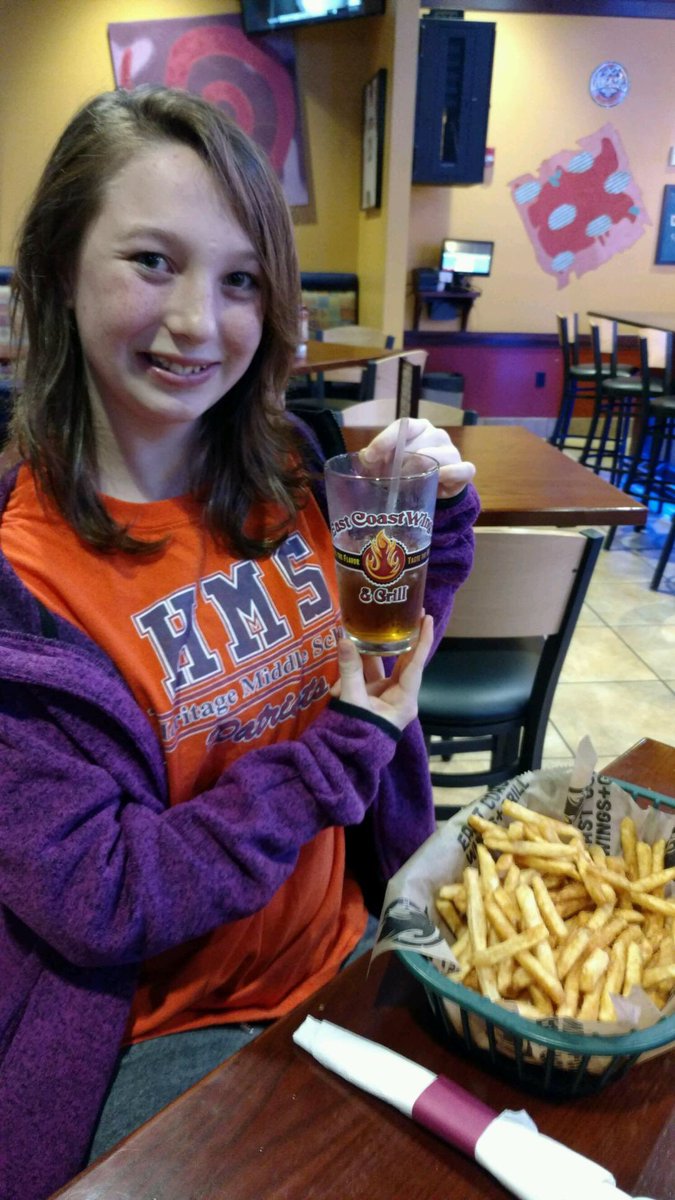 KittyBoxerGirl's tweet photo. Hey everyone guess who went to East Coast Wings last night https://t.co/gdWSvOBoW5