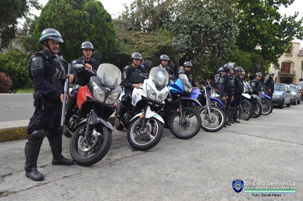 polimerida's tweet photo. Buenos Días,Policía del Estado Mérida Ya! Desplegados por tu seguridad. Si eres Victima de un delito llamar al 0800-Polimer @AlvaroSCuellar https://t.co/JnnI1acjSg
