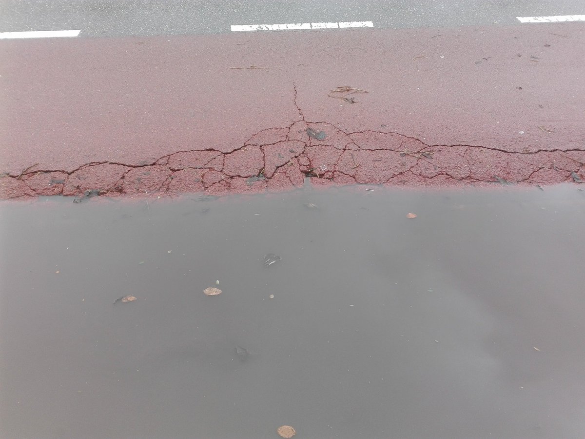 Staat Oosteinderw fietspad,stoep en vakken verzakken gaten in fietspad Wachten op ongelukken. @abaalsmeer.nl <a href="/fietsersbond/">Fietsersbond</a> <a href="/Nieuwe_Meerbode/">Nieuwe Meerbode</a>