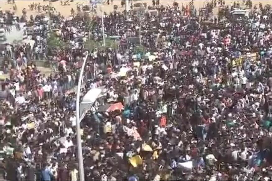 TheShowtimeReds's tweet photo. 1st Time The Cameras are not On the "Sea" at Marina 
But , "The Sea Of People" 

#TamilNadu #SaveOurCultureJALLIKATTU #JusticeforJallikattu https://t.co/ilkVveKb9C