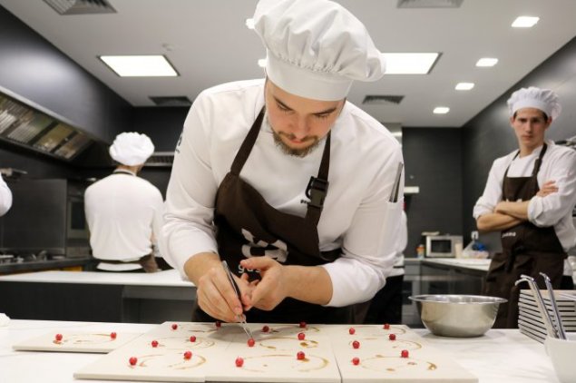 Un alumno del Grado en Gastronomía publica 14 recetas originales en la prestigiosa <a href="/chefstalk/">ChefsTalk</a> goo.gl/SDKX2M vía <a href="/prensaUCHCEU/">Prensa CEU UCH</a>