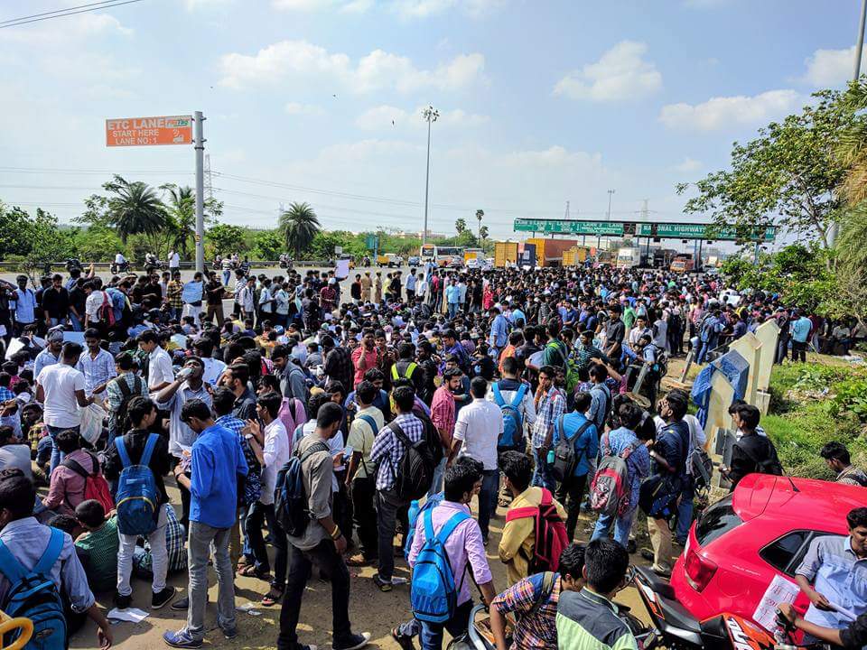 karthikk71098's tweet photo. SVCE !!!! Student's power 😎
#JusticeforJallikattu 💪💪 https://t.co/QP9ctyEGST
