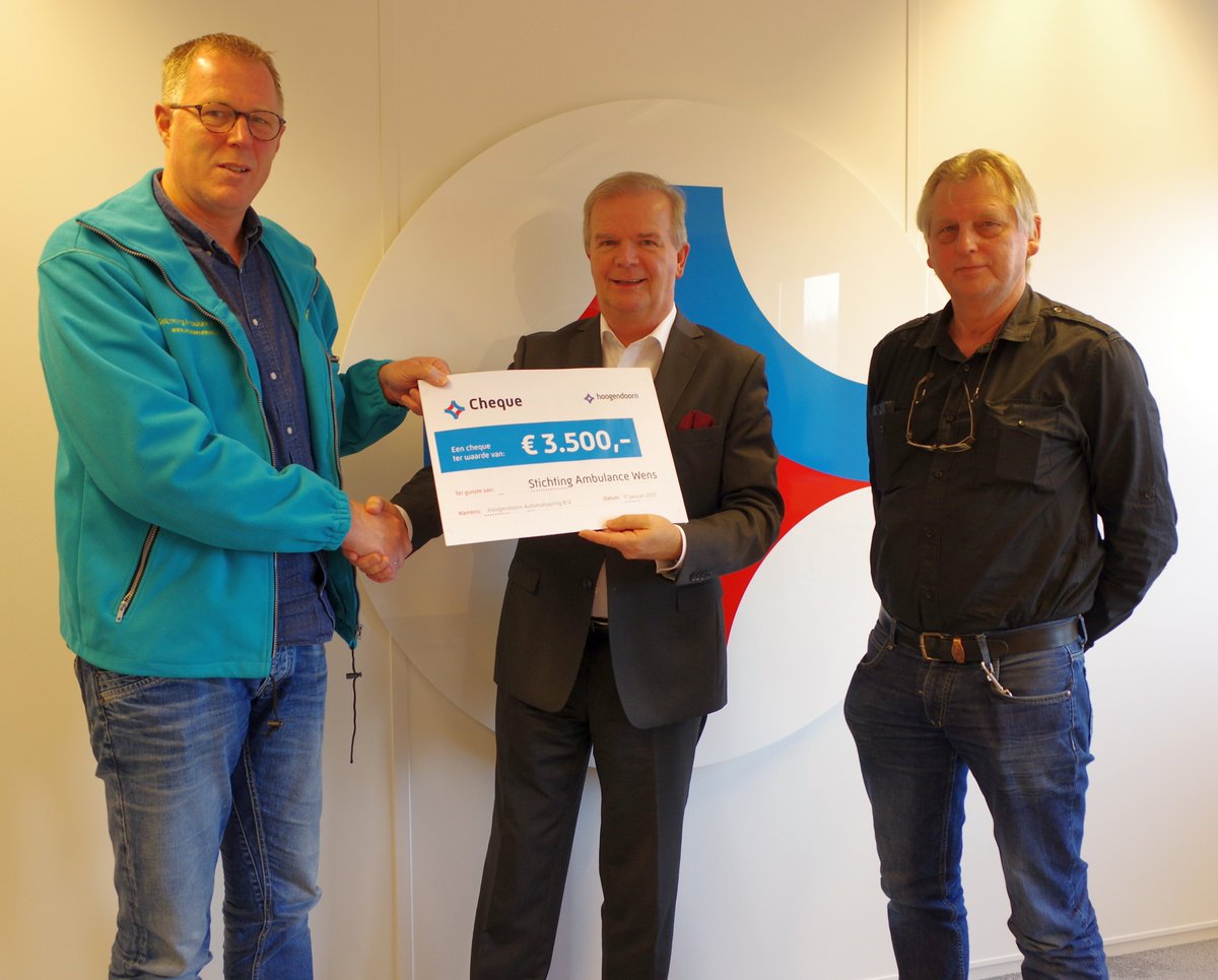 Cheque van @HoogendoornIT #Vlaardingen voor Stichting <a href="/StAmbulancewens/">St.Ambulance Wens</a> vlaardingen24.nl/nieuws/nieuws/…
