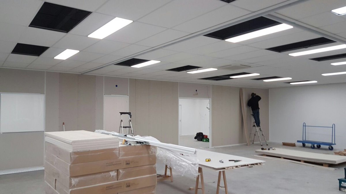 Hopmangroep's tweet photo. Werk in uitvoering: Realisatie van winkel in een bedrijfshal te Zwijndrecht. Systeemplafonds, @janpaneel binnenwanden icm glaselementen. https://t.co/0rumtLE9Gb