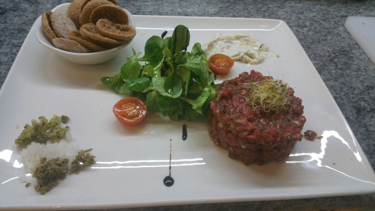 Fineslink's tweet photo. Los #tartares de #losgallos se sirven con los #snacks #saludables de #FinnSnack @GoldGourmet @GrupoGourmets @GastroMadrid_ @DelicExperience https://t.co/NaIZnz3cac