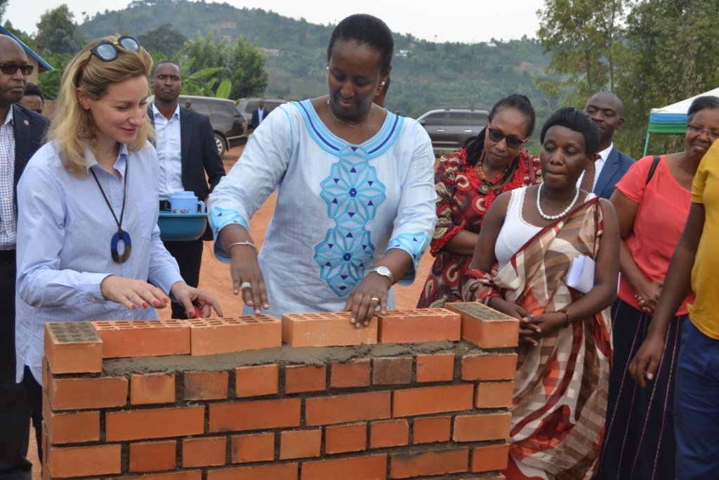 gahigip's tweet photo. Madamu Jeannette #Kagame: Iki gikorwa cyo gushyira ibuye ry’ifatizo ahazubakwa #ECDKivumu, kigamije kubashimira ubwitange mugaragaza. https://t.co/iBmxa7zzNE