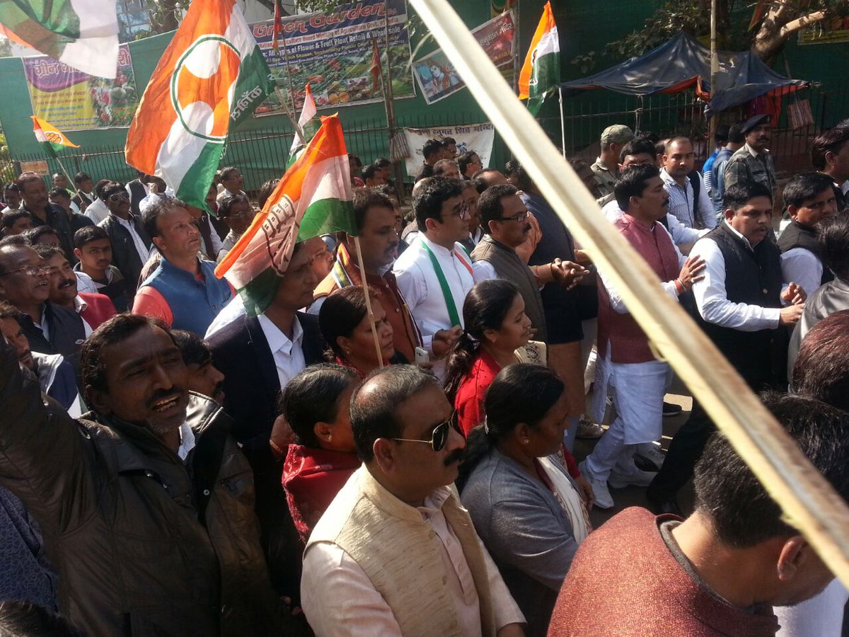 INCIndia's tweet photo. People of Jharkhand join Congress Party as we protest against Modi Govt's attempt to undermine RBI's autonomy. 
#CongressGheraosRBI https://t.co/VZTbfoNnUR