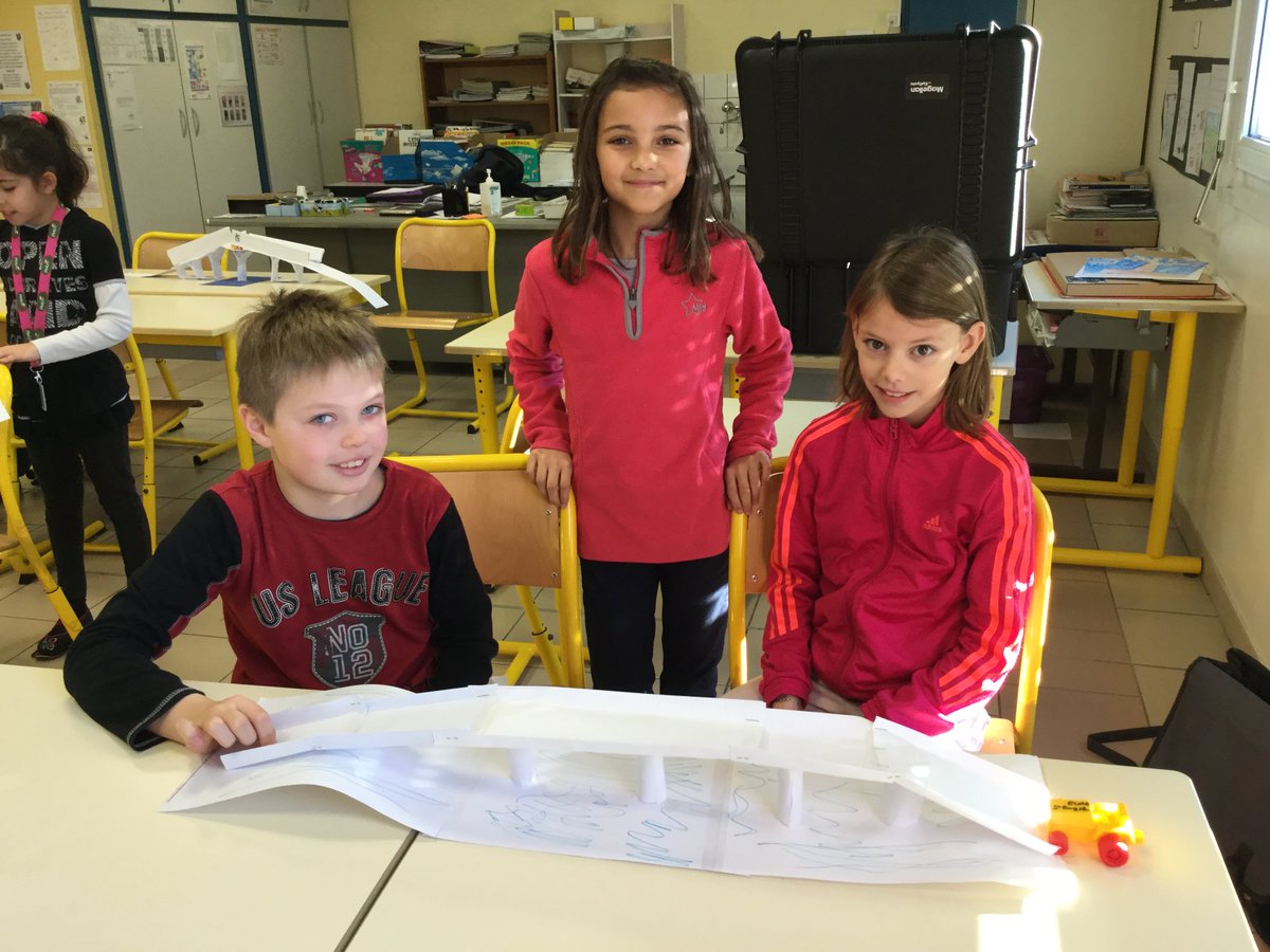 Cm1Remy's tweet photo. #forumatice #defitwit3@Tice2Vouziers 
Nous avons réussi à construire plusieurs ponts, pas si facile mais trop trop bien. https://t.co/sIEdkRJ4sK