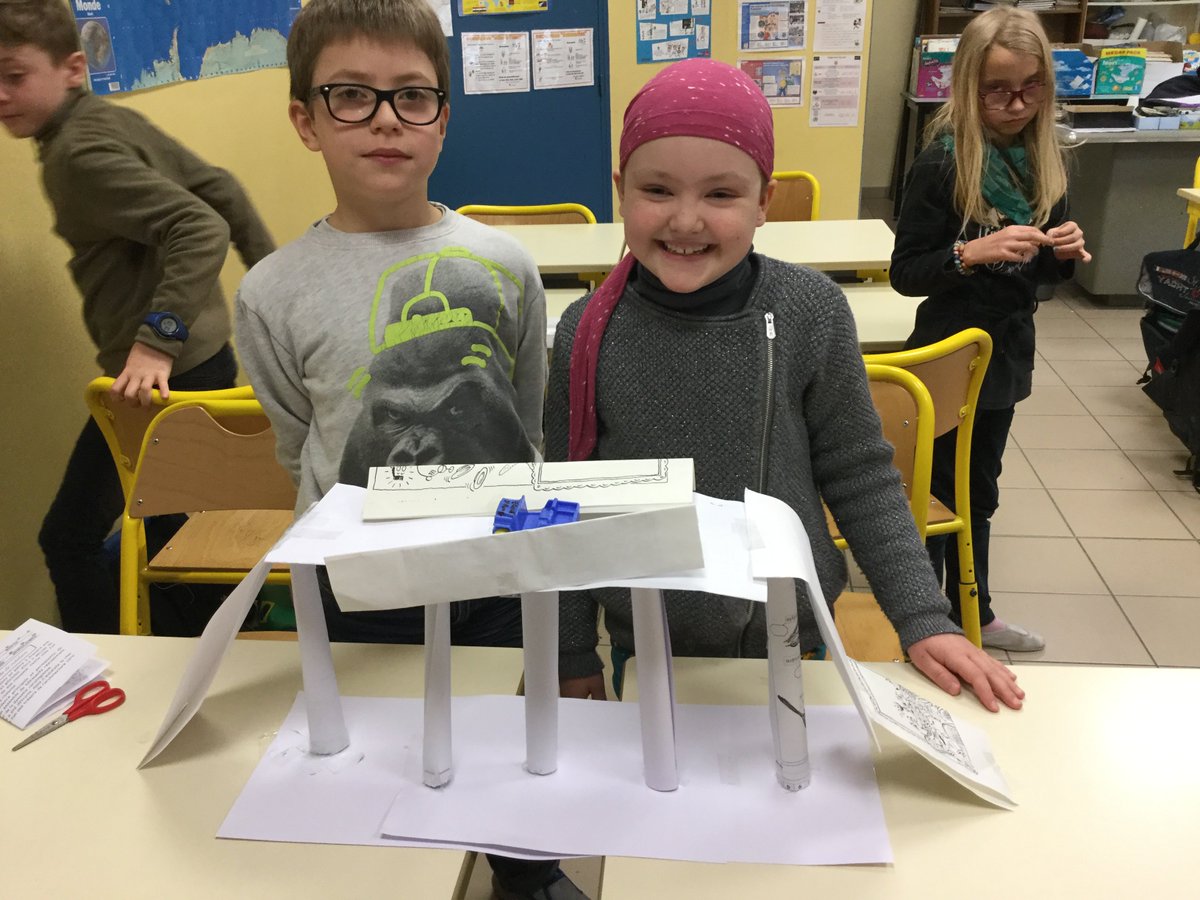 Cm1Remy's tweet photo. #forumatice #defitwit3@Tice2Vouziers 
Nous avons réussi à construire plusieurs ponts, pas si facile mais trop trop bien. https://t.co/sIEdkRJ4sK
