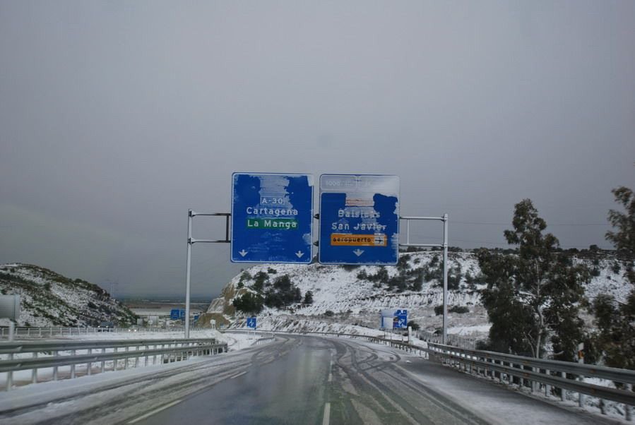 MurciaPolicia's tweet image. Hace un frío del carajo, y está nevando en #Murcia ,Reduce velocidad, usa alumbrado de cruce, #Precaucion al volante.