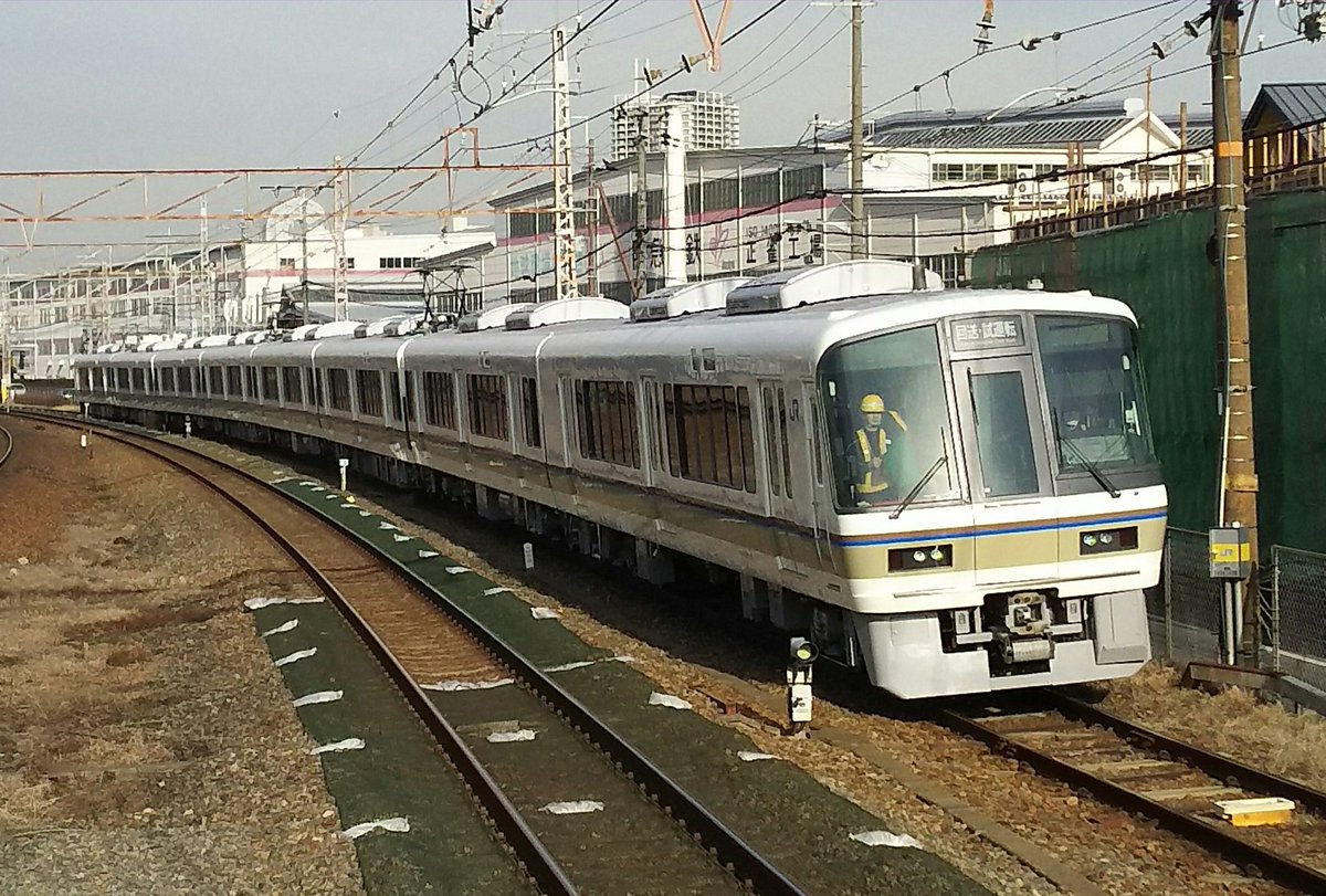 ひでくん On Twitter 本日 1 18 ｊｒ東海道本線 Jr京都線 岸辺駅にて 奈良車 近ナラ の２２１系 221 41 8両編成 の吹田総合車両所構内試運転です 昨年秋に開催の吹田総合車両所のイベントのさいにリニューアル工事の展示 車両だった編成がリニューアル