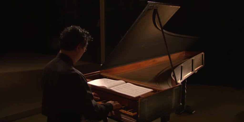 TheUploadOpera's tweet photo. The World's Oldest Piano!  Sounds not too bad at all, that's pretty cool https://t.co/zk8xZK4TUc #piano #music #pianoforte https://t.co/tcOkrUjSx8