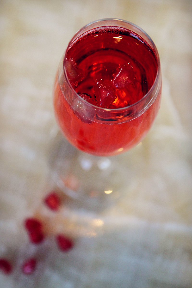 MO_PUDONG's tweet photo. Prosperous New Year Bubbles at #QiBar 
#MOcocktail #MObar #cocktail #mixdrink #mixturn #bar #ShanghaiBars #cheers #champagne #pomegranate https://t.co/4zUrr6VTg9