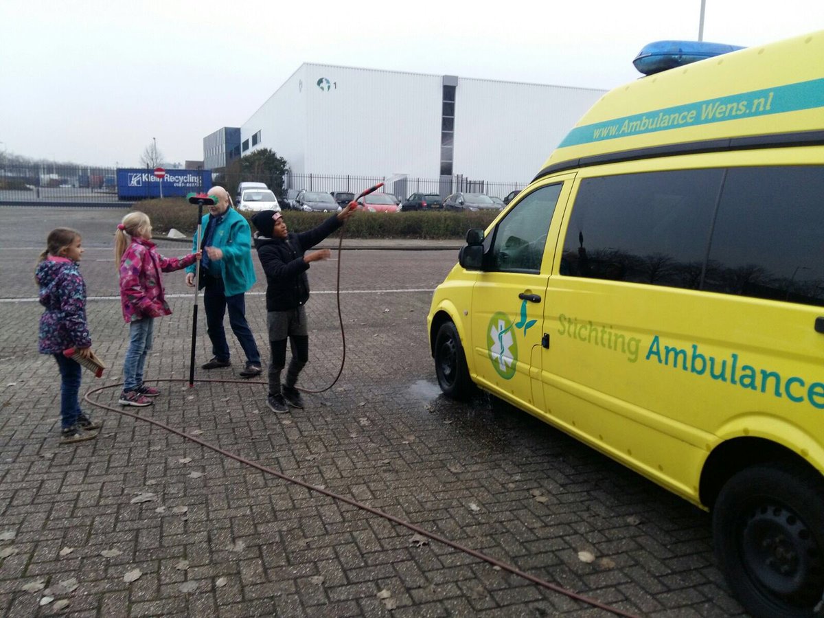 Zo helpen kinderen een handje, ook in moeilijke tijden. Kinderen van Mundo Kinderopvang wassen de ambulance van <a href="/StAmbulancewens/">St.Ambulance Wens</a>!