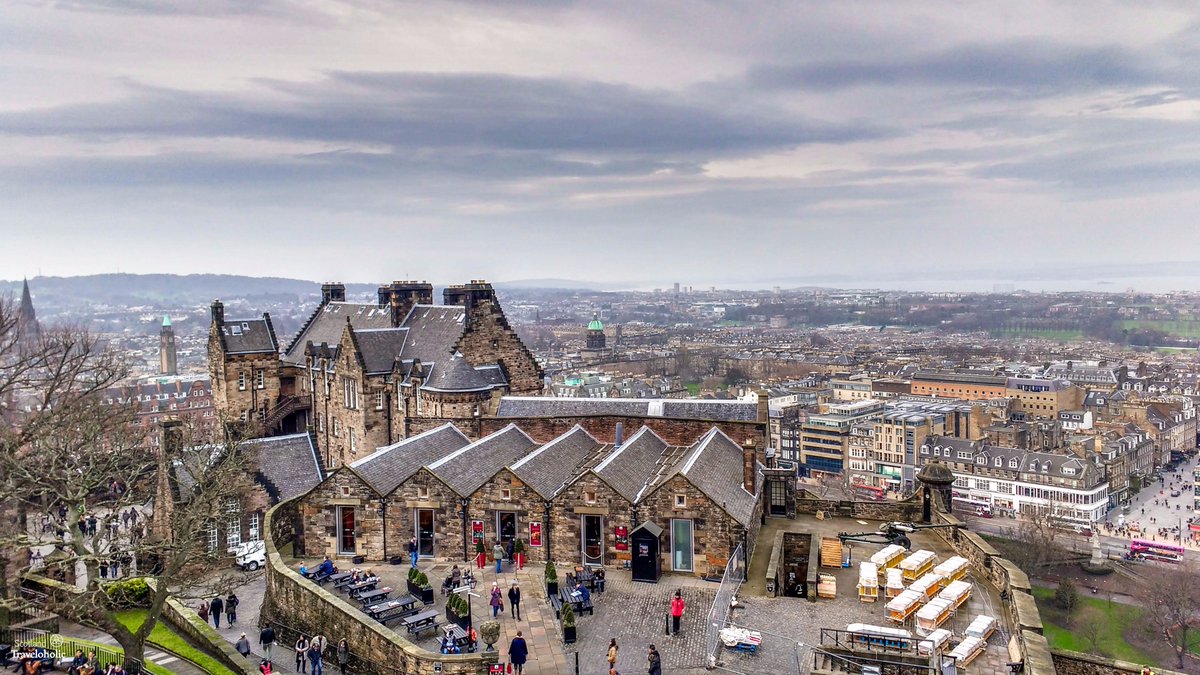 ScoTraveloholic's tweet photo. **#Edinburgh Castle Survival Guide** https://t.co/GmzdQlCk20 **
 #Scotland #CastlesTrail  #LPpathfinders https://t.co/i60rNdGVAc