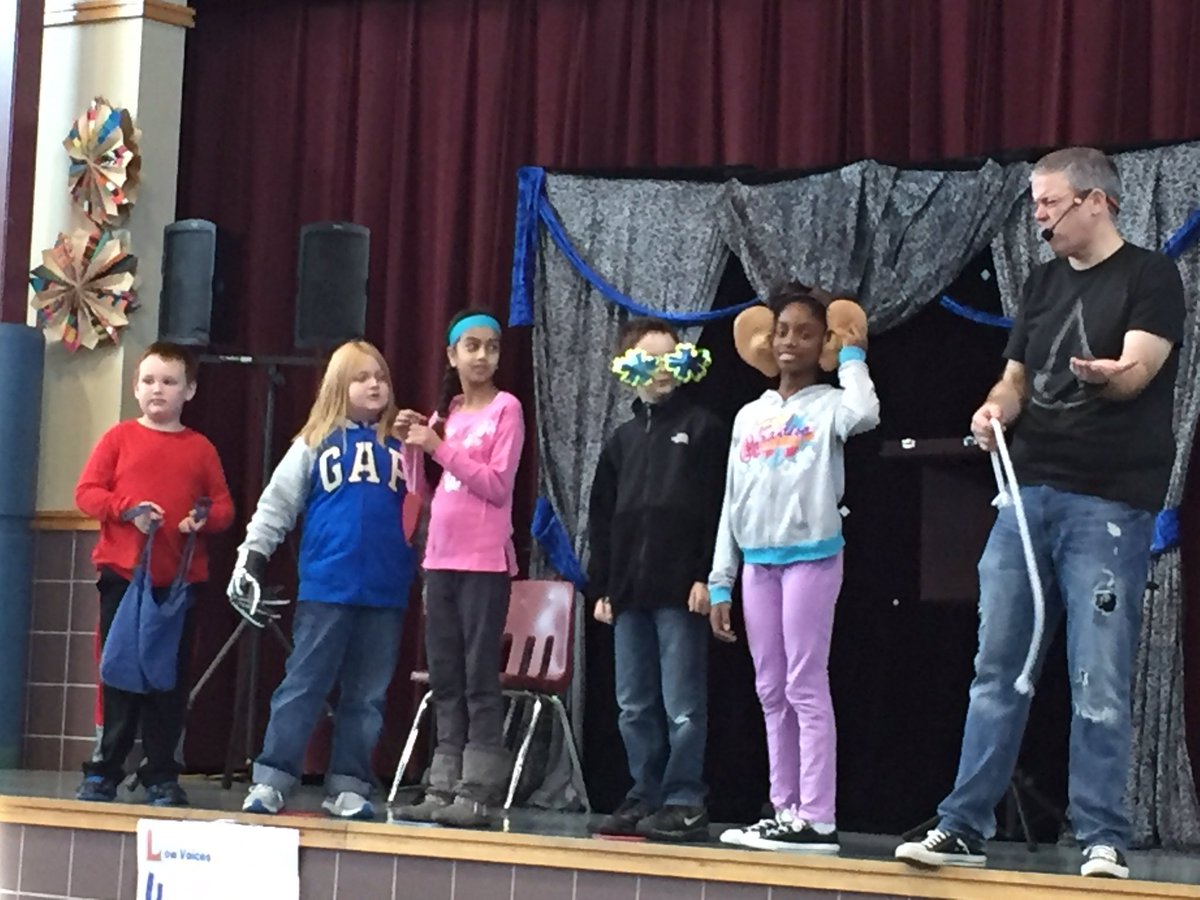 Bright3rd's tweet photo. Rob Holladay &amp; his Bright helpers...Lend a Helping Hand, Always use Heart, See the Best in Others, Be a Good Listener!!  
❤️PTA @BrightElem https://t.co/hBj0rGYAMH
