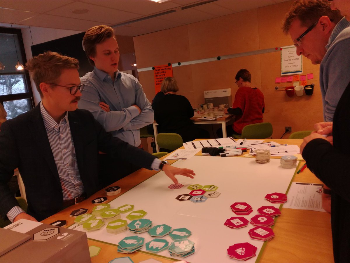 Larjovuori's tweet photo. @fenniaturvaa kehittää palveluprosessejaan  #cocotoolkit -pelin avulla: missä ja milloin asiakkaalla syntyy tarve vakuuttaa? #uscoproject https://t.co/fdD6KdK7fZ