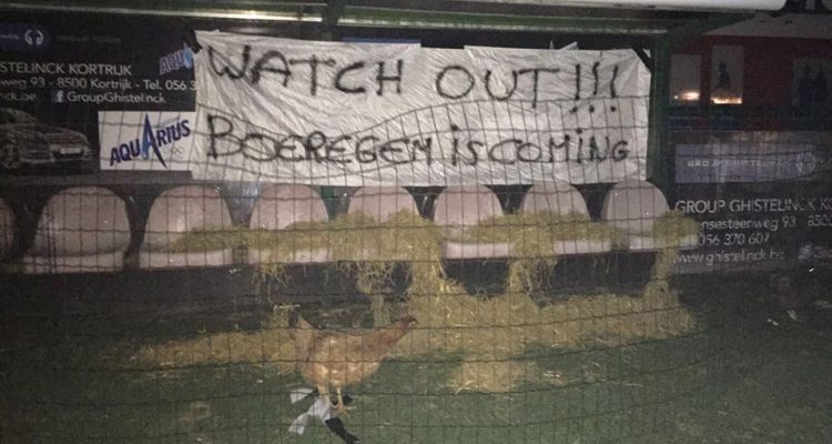 FocusWTV's tweet photo. Esseveesupporters maken kippenren van bezoekersbank @kvkofficieel https://t.co/NFx5iAzxq5 #FocusWTV #Boeregem #Derby https://t.co/4LJz7BkriW