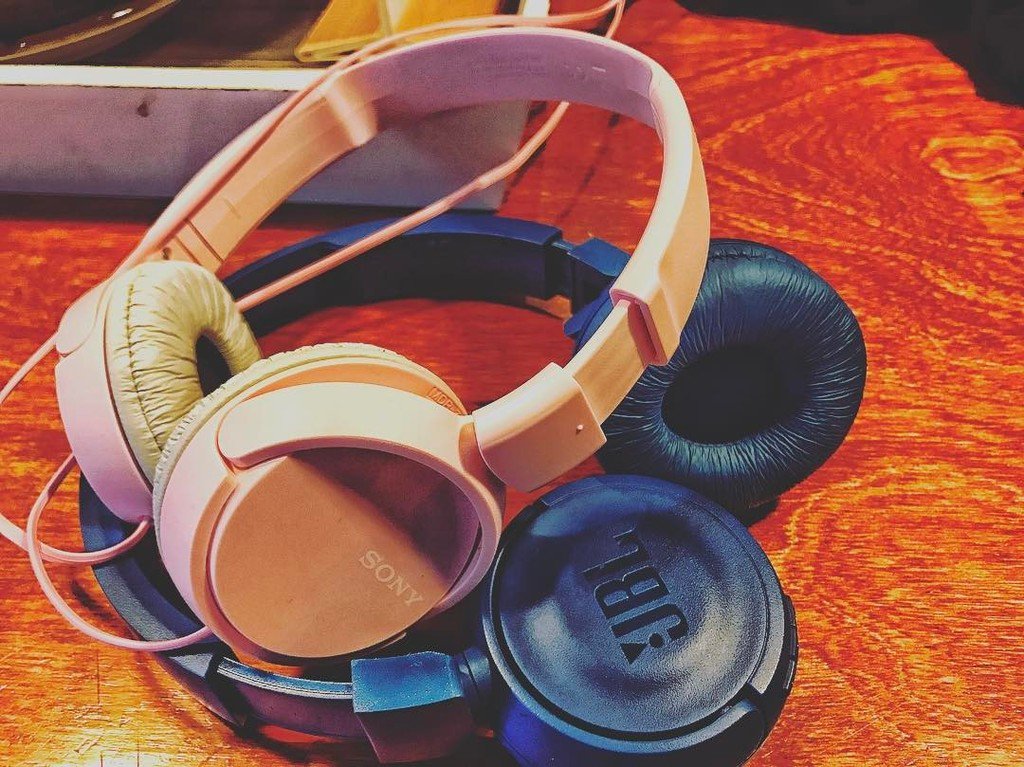 Selfmade_Chap's tweet photo. His and her headphones from me and @pixiedaisyyy i love my @jbl headphones. The bluetooth is so nice to use no cord… https://t.co/ZVZn3HdZXx