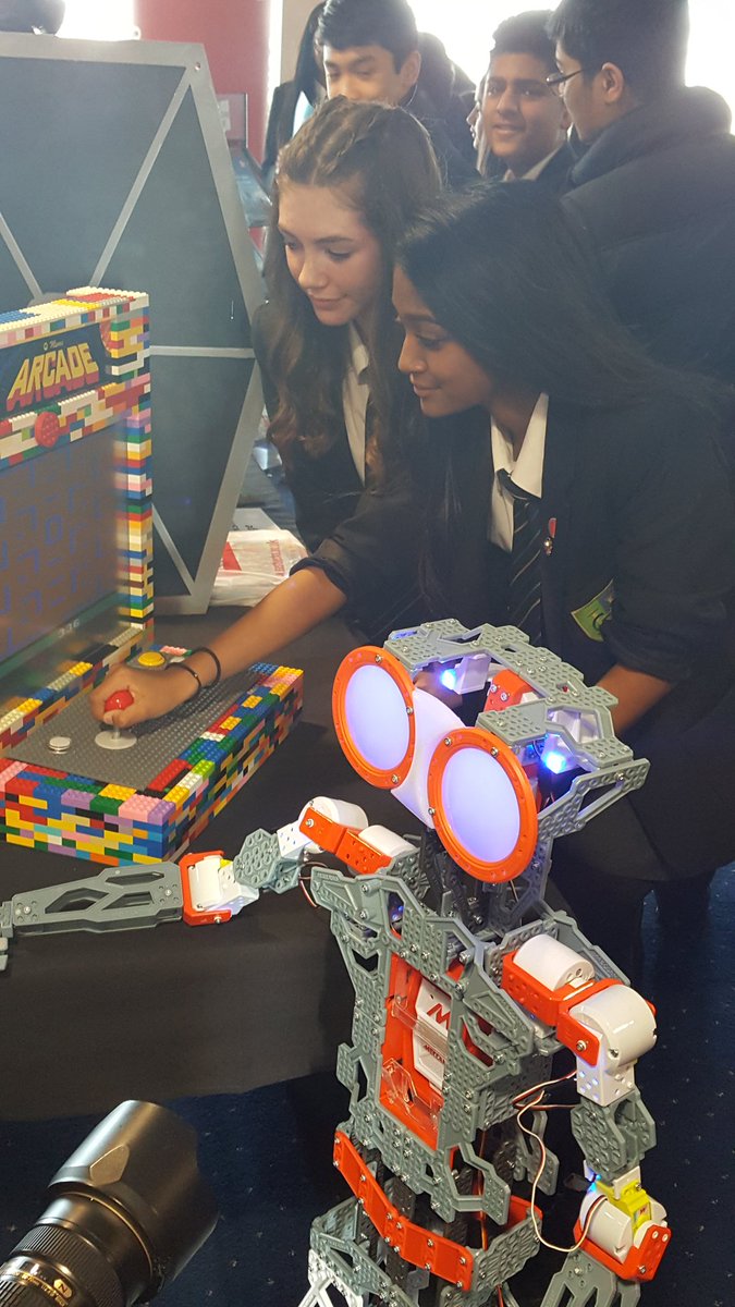 NancyLalor's tweet image. #talkingfutures #exploringtech with @TweetEBC at today's #DestinationsExpo @WindsorRaces. All welcome 3to4.30pm #bringingcareersalive