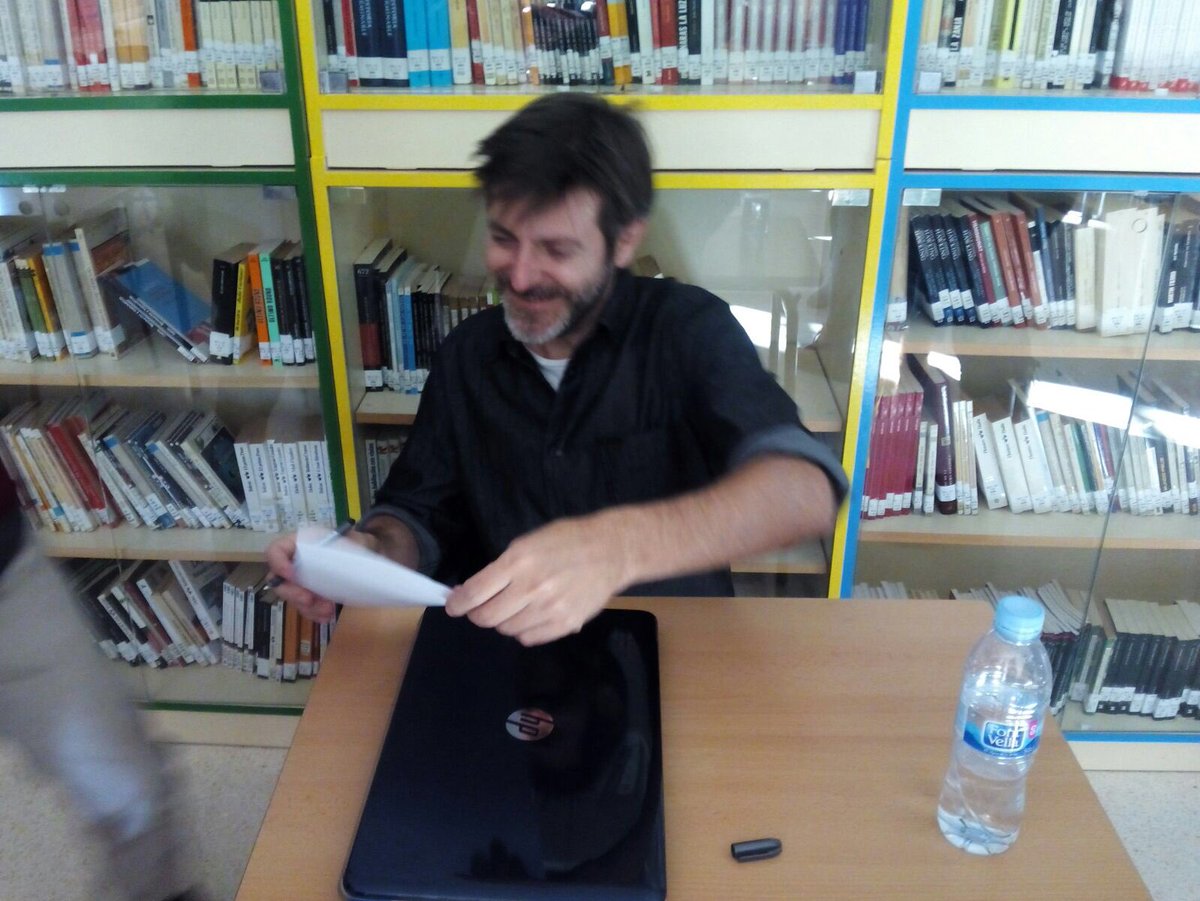 lectoramabib's tweet photo. Hoy en #lectorama, en el @iessalvadorgadea, ha estado Paco Roca. Una experiencia inolvidable :) https://t.co/xX0rZiWaWy