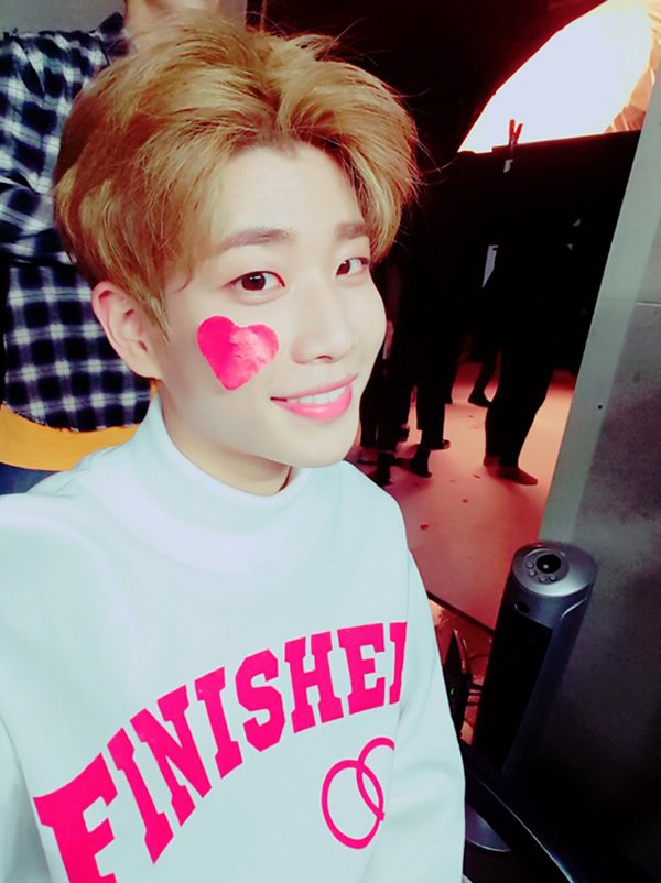 offclASTRO's tweet photo. 누가 내 볼에 하트 놓고 갔지...?
글쓴이 엠로맨틱
#ASTRO #AROHA #아스트로 #아로하 #하트 https://t.co/nQk9LbwnGf