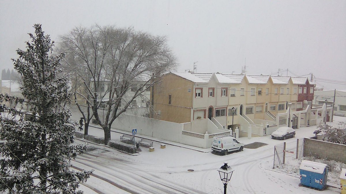 Marc_Gomar's tweet image. Des dels balcons de casa: neu per llevant, neu per ponent. #privilegis