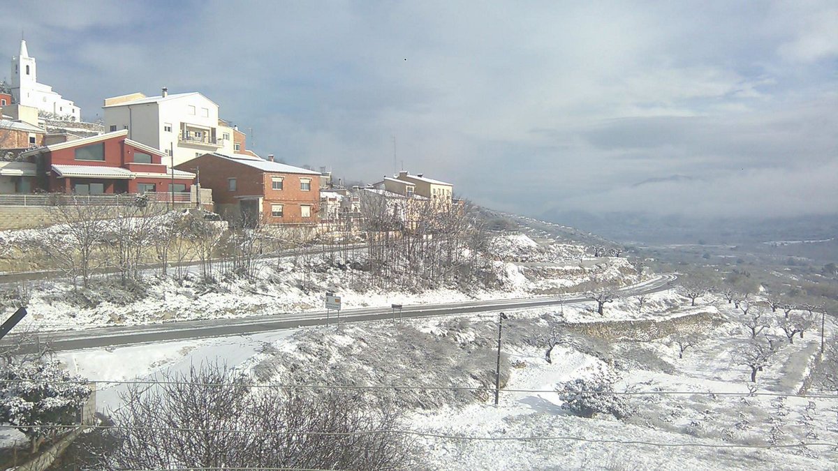 Marc_Gomar's tweet image. Des dels balcons de casa: neu per llevant, neu per ponent. #privilegis