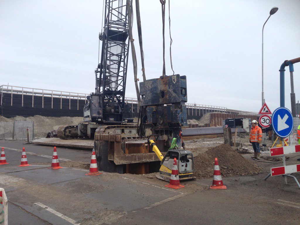 JupIkBenEr's tweet photo. Damwandplaten worden geplaatst #Harlingen #Grensweg even door @TSNed1 een omenommetje @N31Harlingen https://t.co/acHPBxfbPa