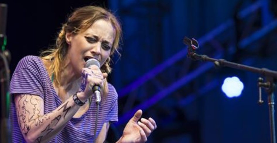 RollingStone's tweet photo. Hear Fiona Apple's fiery anti-Trump chant, "Tiny Hands," for the Women's March on Washington https://t.co/MtSxGk59Mi https://t.co/nCm6opujf7