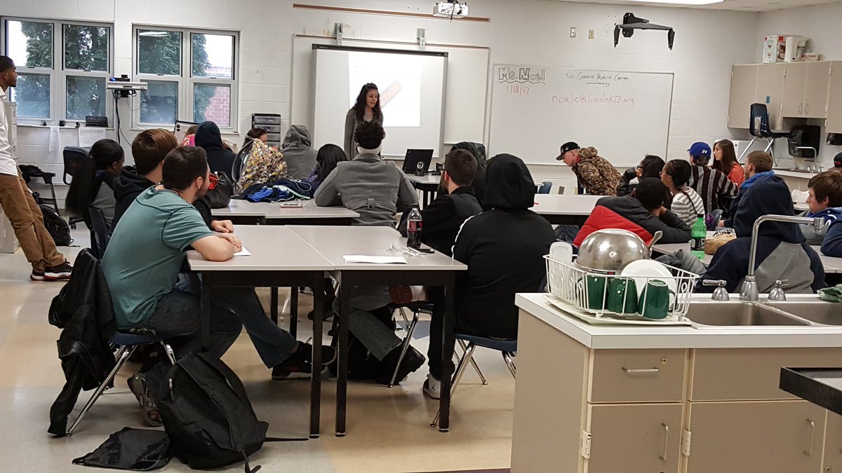 Students listening intently to #OneChoiceChangesEverything presentation. Lincoln HS, Ypsilanti, MI <a href="/DRusPharmD/">Danielle Russell</a> #Pride9
