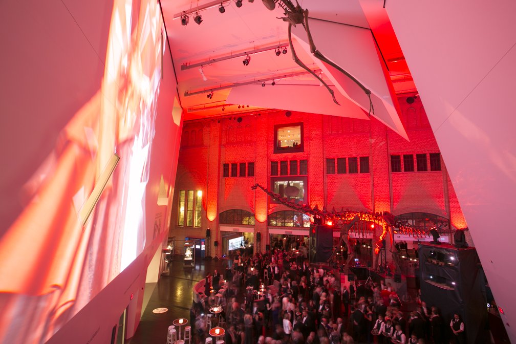 ROMPatrons's tweet photo. "The Royal Ontario Museum announces the ROM Ball" via @StyleDemocracy https://t.co/Alf5fK8U9G #Toronto https://t.co/JXxWlBGTeS