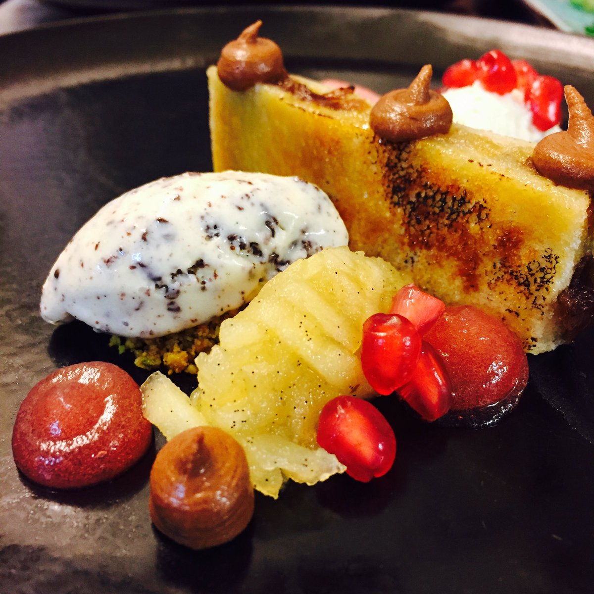 Wentelteefje met amandel en rozijnen. Crème van appel en witte chocolade met praline ijs. #dessert #ChefsTable