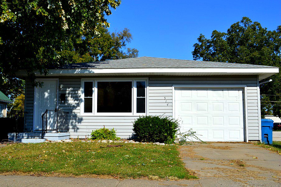 fretwellland's tweet photo. #ForSale - very clean w/ #hardwood floors, new #kitchen in downtown #CantonMO: https://t.co/ALvcpWYl0u #realestate #firsthome #rental https://t.co/Pp27o9TW9R