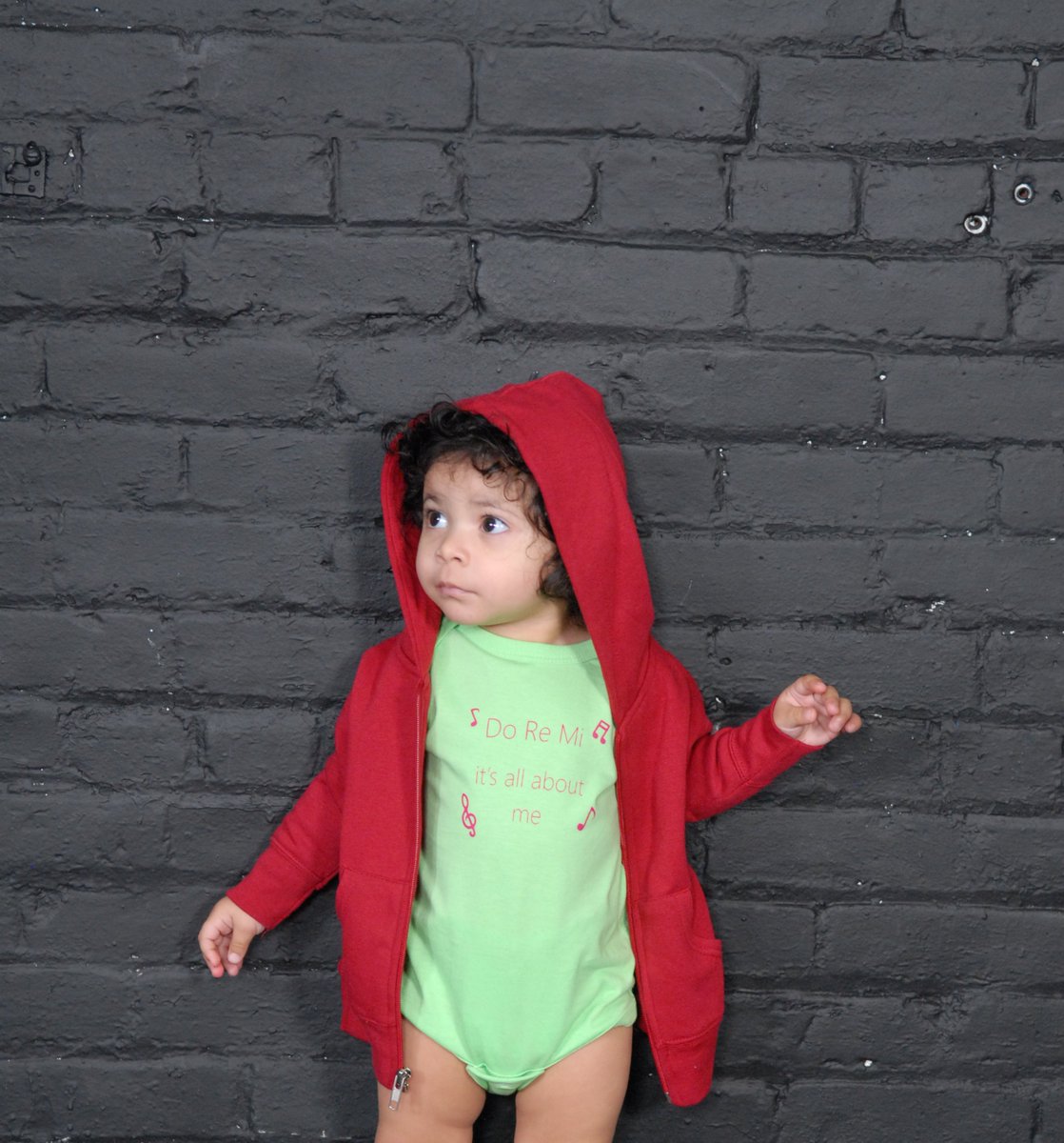 TreeSprouts's tweet photo. Adorable Zareia loves hanging out in our playful #TreeSprouts #onesie. Softest #baby #romper. Fun toysets available. https://t.co/kvhvATTypw
