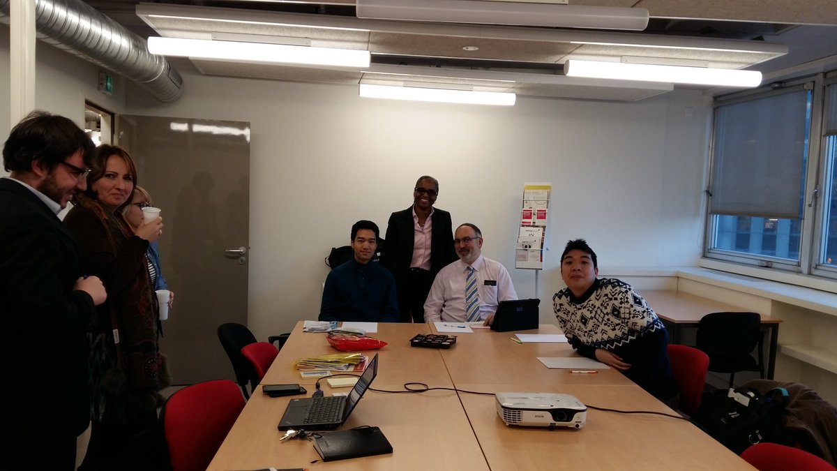 lignesNetU_SNCF's tweet photo. Rencontre entre @AnnePalmier et clients VIP venus co-construire flyers itinéraires alternatifs de demain #ClubClient https://t.co/b7W6G6wvrh