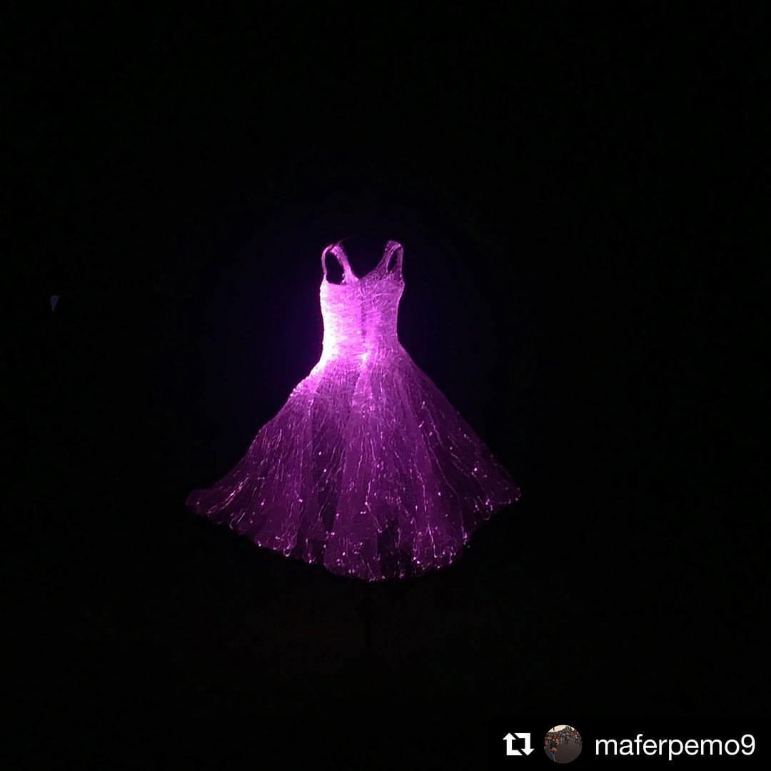 filuxmexico's tweet photo. 📸 Los vestidos lumínicos de Tae Gon Kim, inspirados en el texto "A Lover's Discourse" de Roland Barthes. #FILUX2016 https://t.co/UoflwXh2pE https://t.co/ea8qIrSJe5