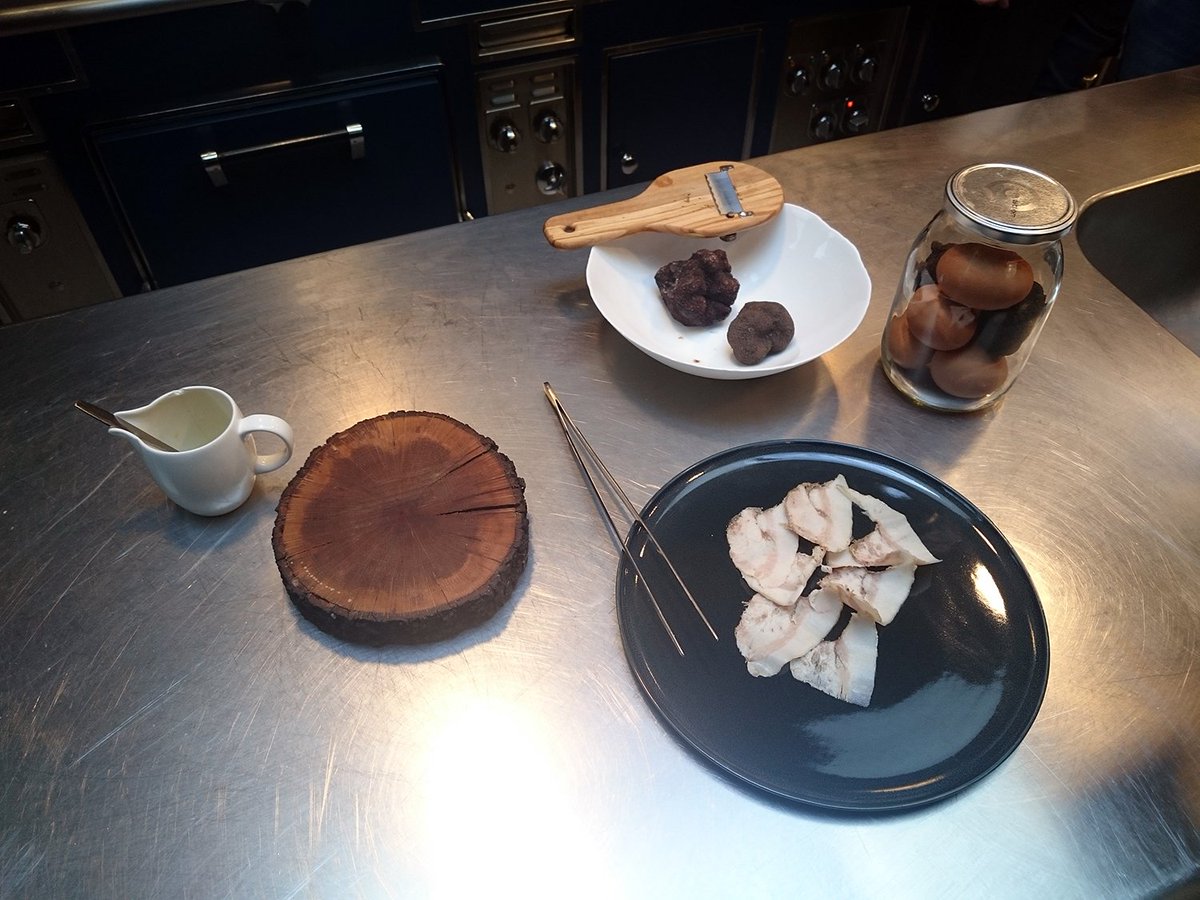 Girona_Mes's tweet photo. Avui, al #GironaEnDirecte cuina de luxe amb @CalArpa . Ja tenim els ingredients a punt i tòfones de proximitat! Ens ho porta @banyolestv https://t.co/sTQQcmilQN
