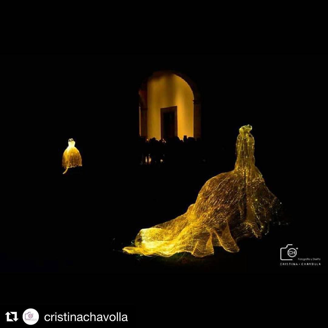 filuxmexico's tweet photo. 📸 Los vestidos lumínicos de Tae Gon Kim, inspirados en el texto "A Lover's Discourse" de Roland Barthes. #FILUX2016 https://t.co/UoflwXh2pE https://t.co/ea8qIrSJe5