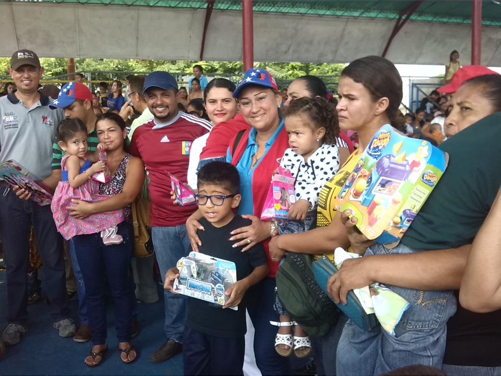 Maria_MalpicaP's tweet photo. #PoderPopular #Clap #Ubchs y @Alcaldia_Colon desplegados con la entrega de juguetes en todas nuestras parroquias https://t.co/RRkJFoCT06