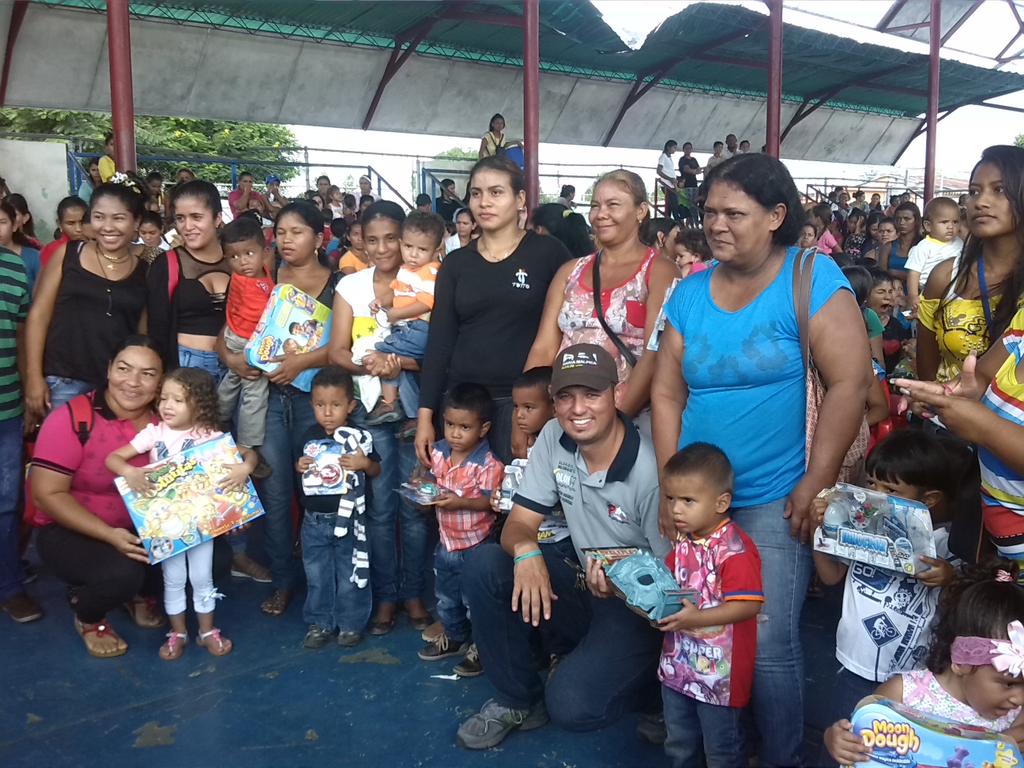 Maria_MalpicaP's tweet photo. #PoderPopular #Clap #Ubchs y @Alcaldia_Colon desplegados con la entrega de juguetes en todas nuestras parroquias https://t.co/RRkJFoCT06