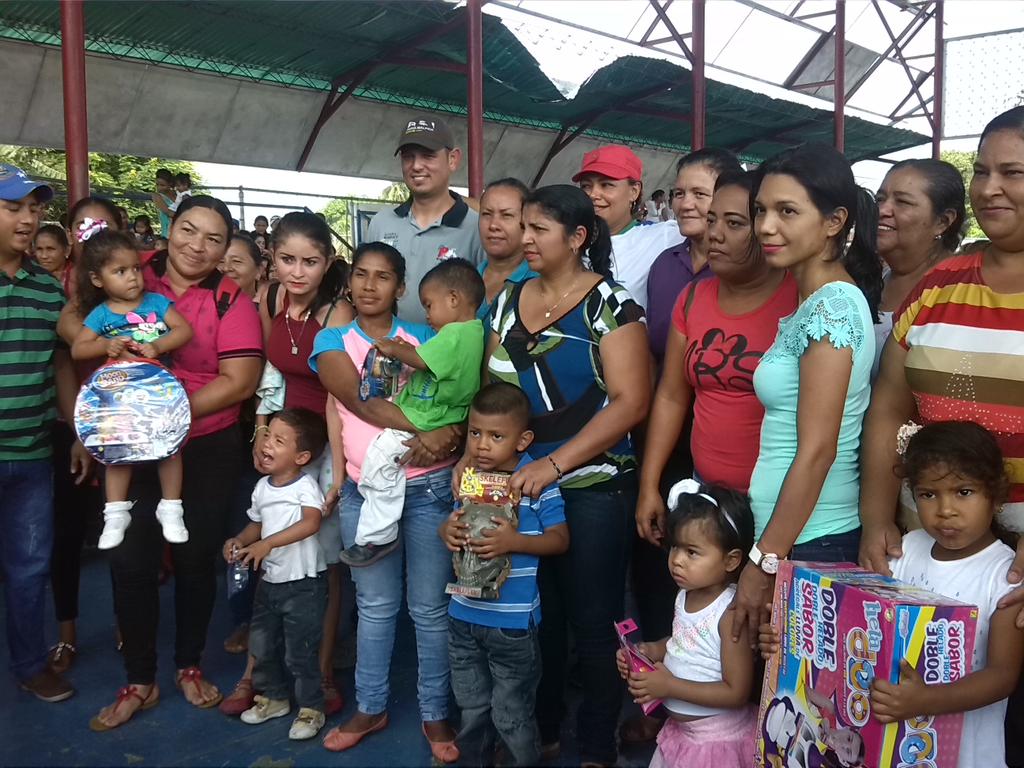 Maria_MalpicaP's tweet photo. #PoderPopular #Clap #Ubchs y @Alcaldia_Colon desplegados con la entrega de juguetes en todas nuestras parroquias https://t.co/RRkJFoCT06