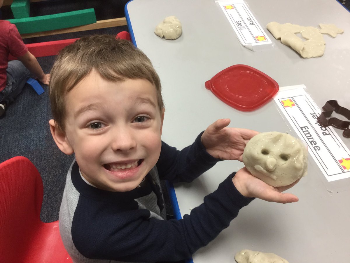 PrincipalPaul's tweet photo. Look at this proud artist!!! #UVlearn #PreK https://t.co/5yXqJoJ9yQ