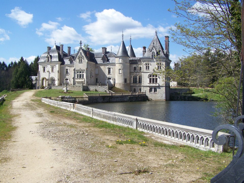 AFExploration's tweet photo. Not Abandoned this one but a shot i took of the beautiful #Chateau #Rocher in #StMathieu #HauteVienne #Hotel https://t.co/SDIW4seWuh
