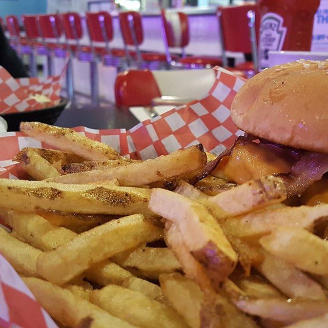 Come visit us for delicious food in a retro atmosphere! The TND Gang is here tonight too, see you soon! #Repost <a href="/paulie_55/">paul</a> via Instagram