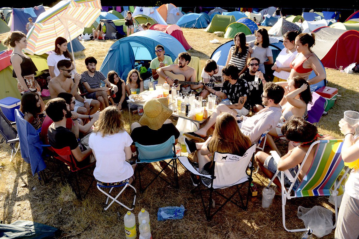 portAmerica's tweet photo. Momentazos #PortAmérica para combatir la #OlaDeFríoPolar.
👬👫👯‍♂️💃🏾💁🏼🙎🏿🤹🏽‍♂️🎸⛱🍻☀️🏕🍻
Ayyyyy... ¡qué ganas de veranito! https://t.co/pGqdP8t5A2