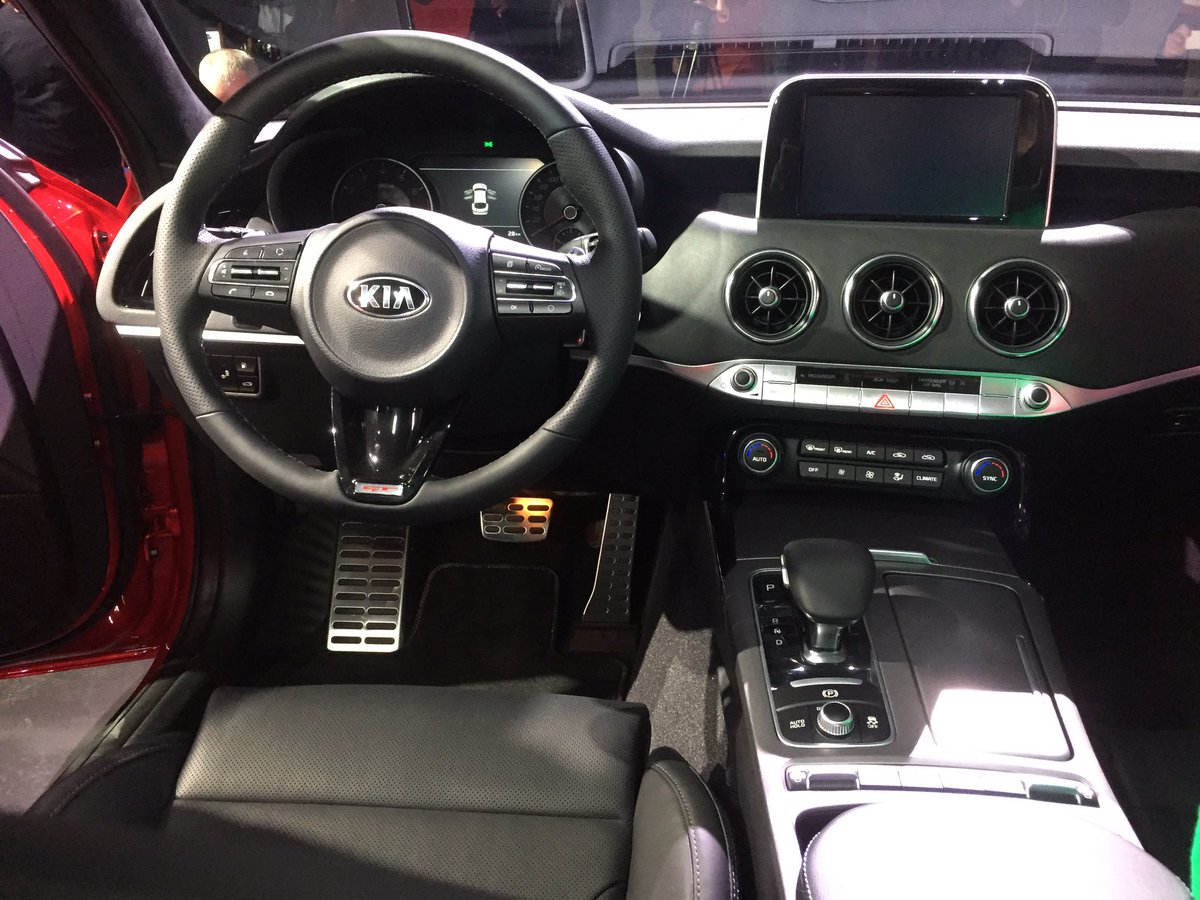 DaCorti's tweet photo. Di tanto in tanto il mondo dell'auto svela novità decisamente interessanti. La #KiaStinger è una di queste! https://t.co/ALSMFu6Yj6