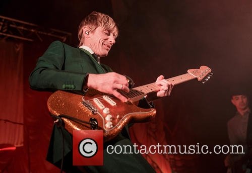 Kula Shaker Hush (live)

Crispian Mills, Happy Birthday   