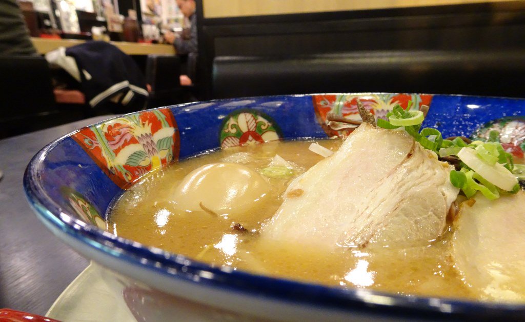 桜吹雪が風に舞う