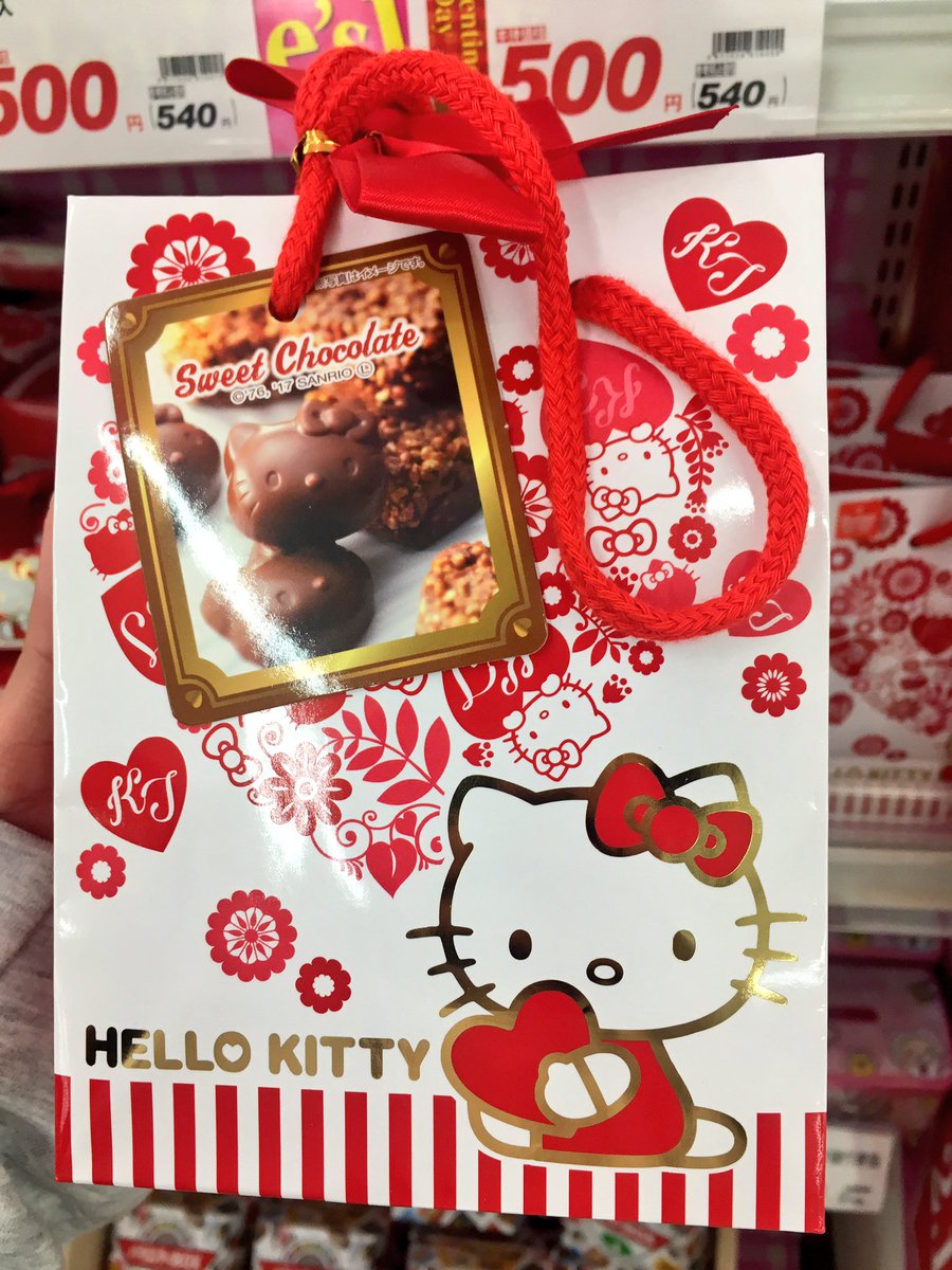 MeawKuma's tweet photo. หาของขวัญวาเลนไทน์อยู่รึเปล่าเอ่ย ? ที่ญี่ปุ่นเริ่มวางขายสินค้ารับวาเลนไทน์แล้วนะคะ ช็อคโกแลต Hello Kitty เริ่มตั้งแต่กล่องเล็ก 150 บาทจ้า https://t.co/fBRTpH01kv